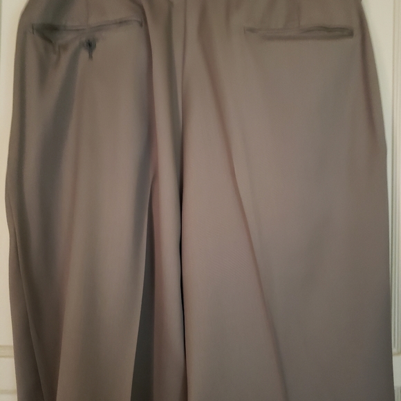 Mens olive green 2 piece suit. 100 % wool. - Picture 7 of 7